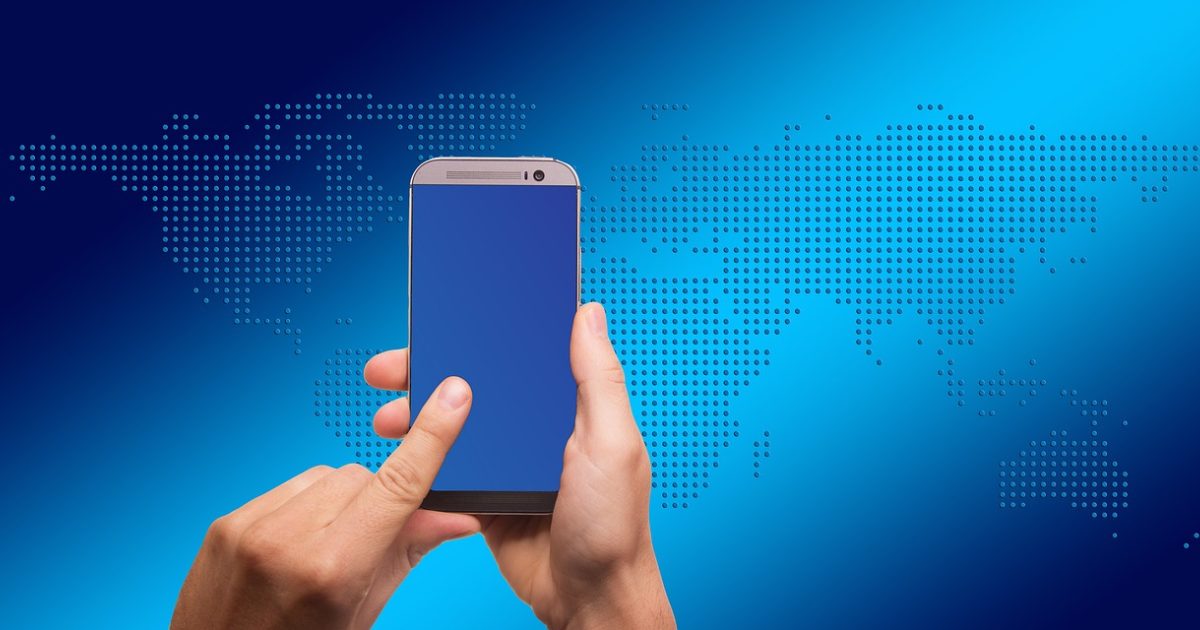 国家电力投资集团校园招聘 App 主界面在手机屏幕上展开，公告列表与报名倒计时卡片并排显示，背景是浅蓝色网格纹理的办公桌面，整体氛围清爽专注